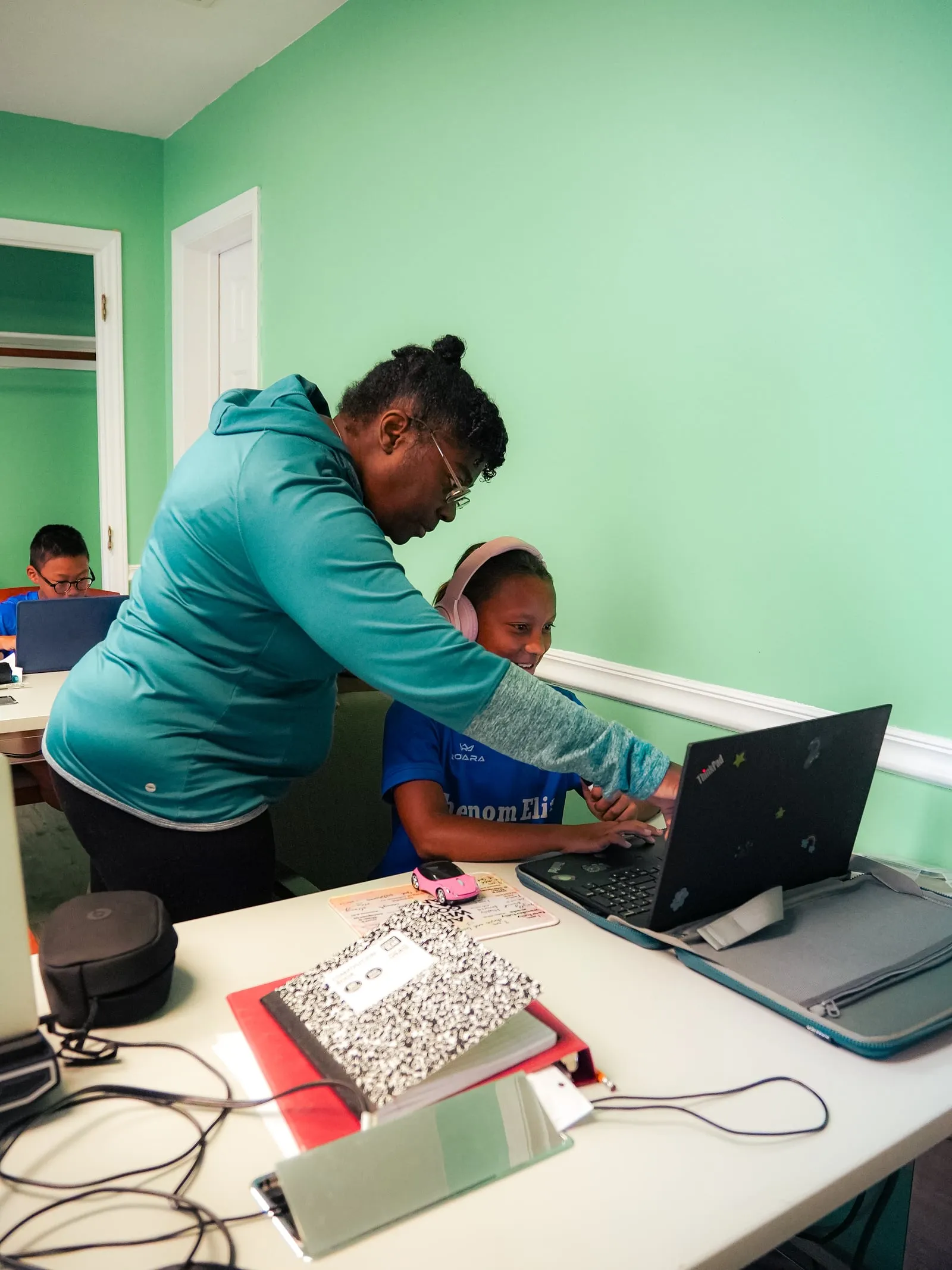 A tutor guiding a player through coursework in the learning lab