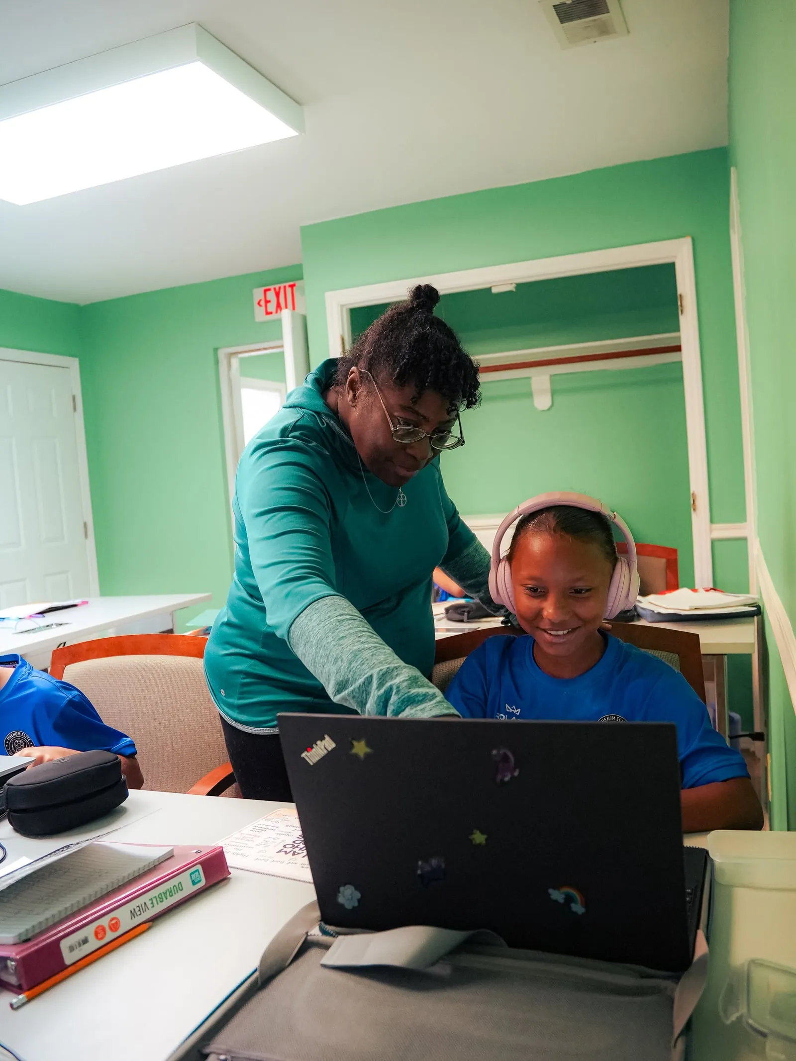 A tutor helping a player with coursework in the learning lab